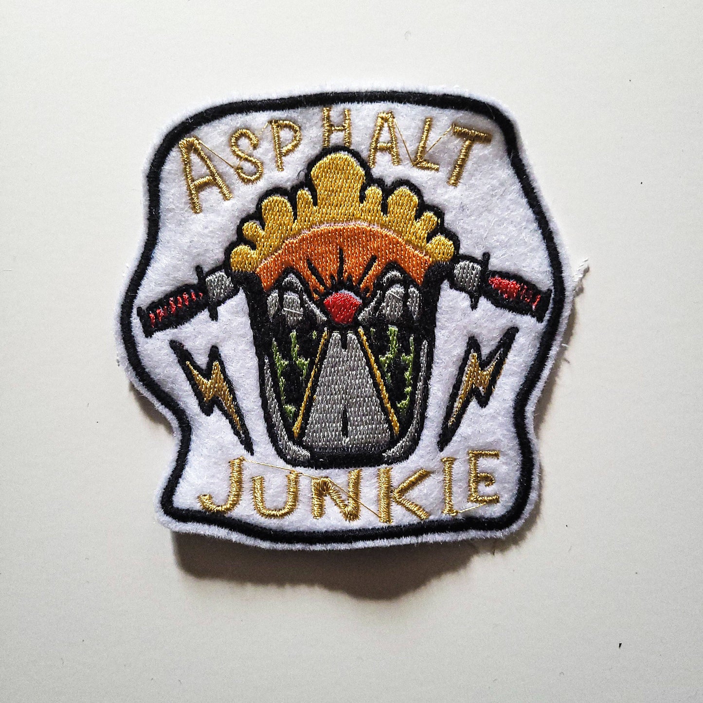 California counter-culture biker chopper Harley-Davidson, Indian, Triumph, surfer skater punk rocker hippie Patch brodé "Asphalt junkie"