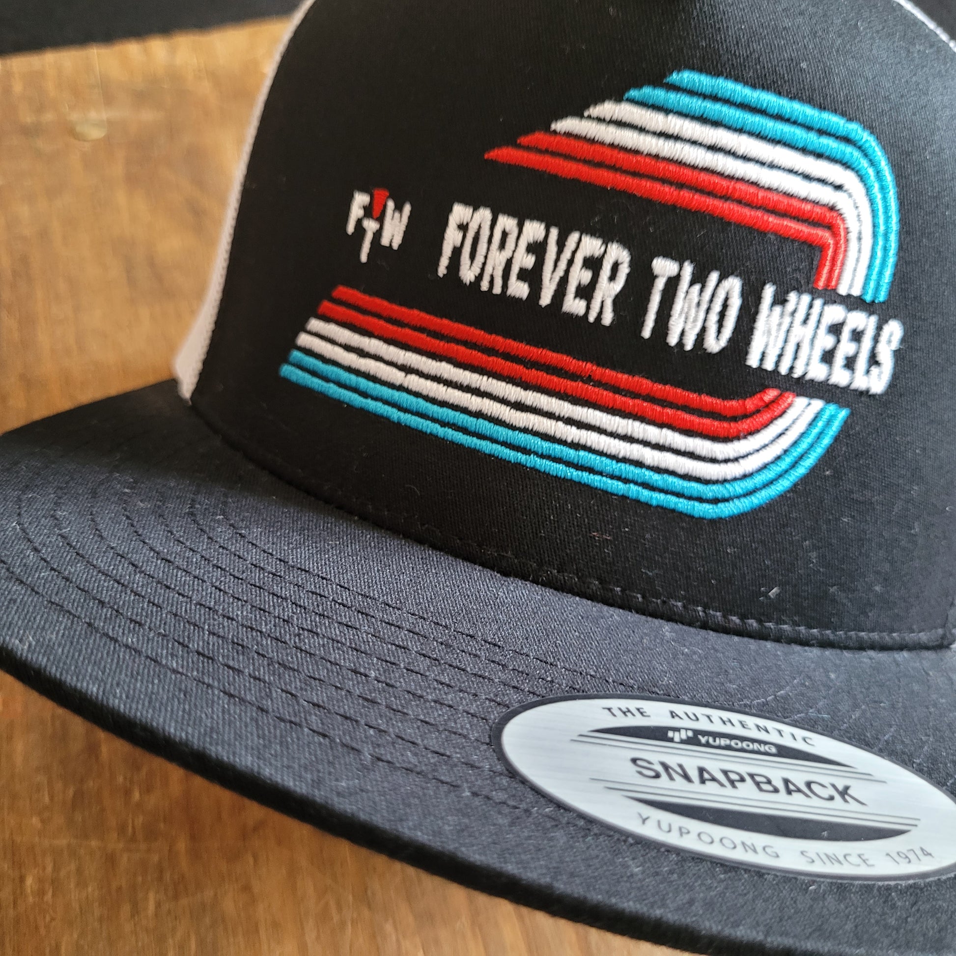 Trucker Cap  Brodé "FOREVER TWO WHEELS" Version Fond Noir / Blanc - PUNK & COTON