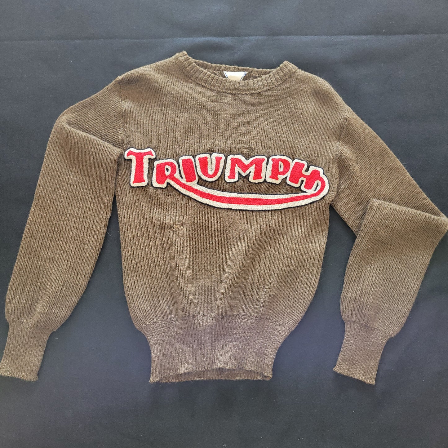 Pull en laine vintage de 1949 en laine brodé à la main Fashion LOGO TRIUMPH - PUNK & COTON