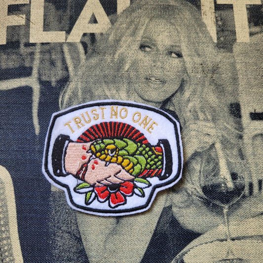 Patch brodé "Trust no one" - PUNK & COTON