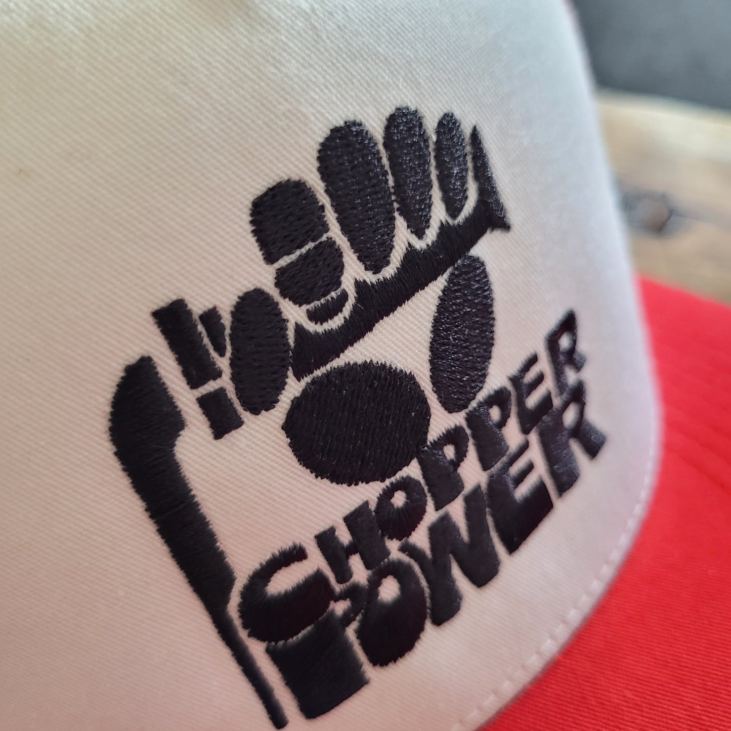 Trucker Cap  Brodé "CHOPPER POWER" Version Fond Blanc / Rouge - PUNK & COTON