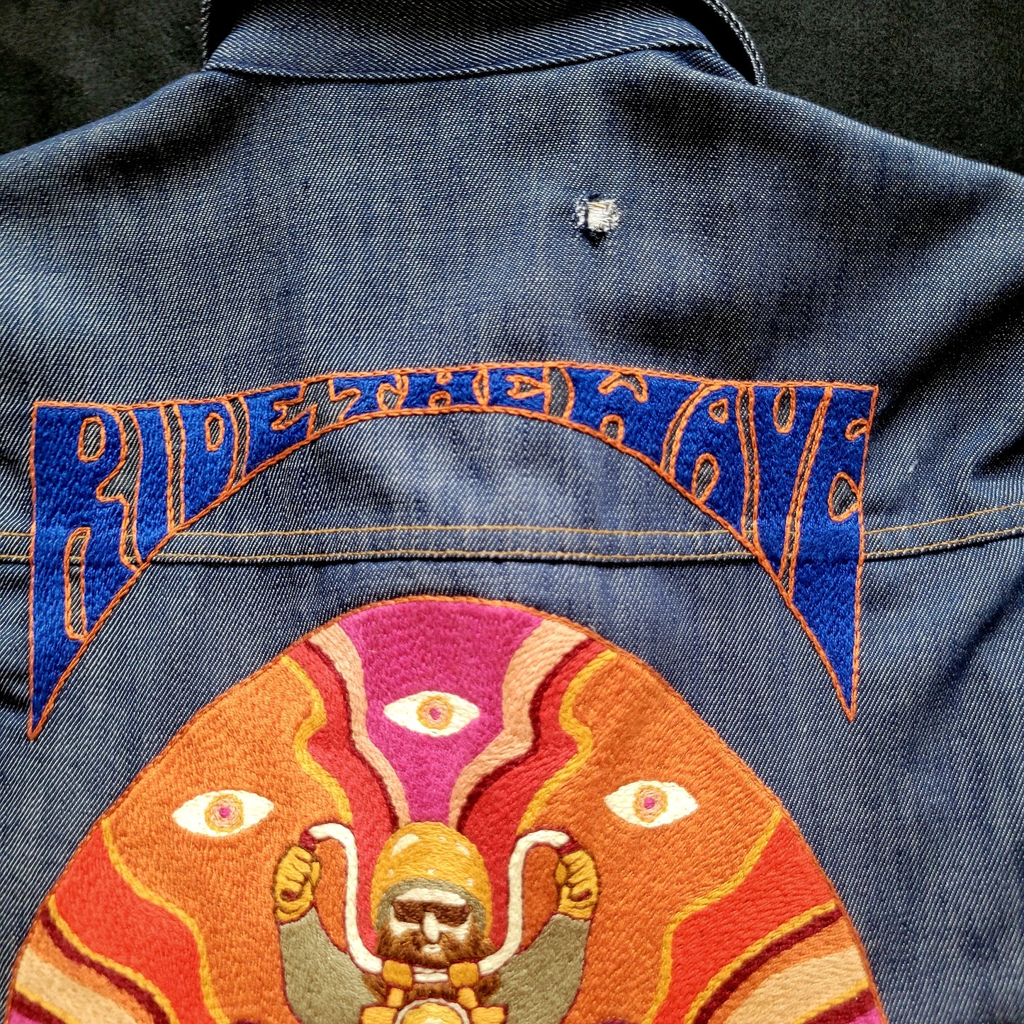 Veste sur-chemise années 70 brodée à la main  "Ride th Wave"  par Sophie Punk and Coton/ Handembroidery Jacket - PUNK & COTON