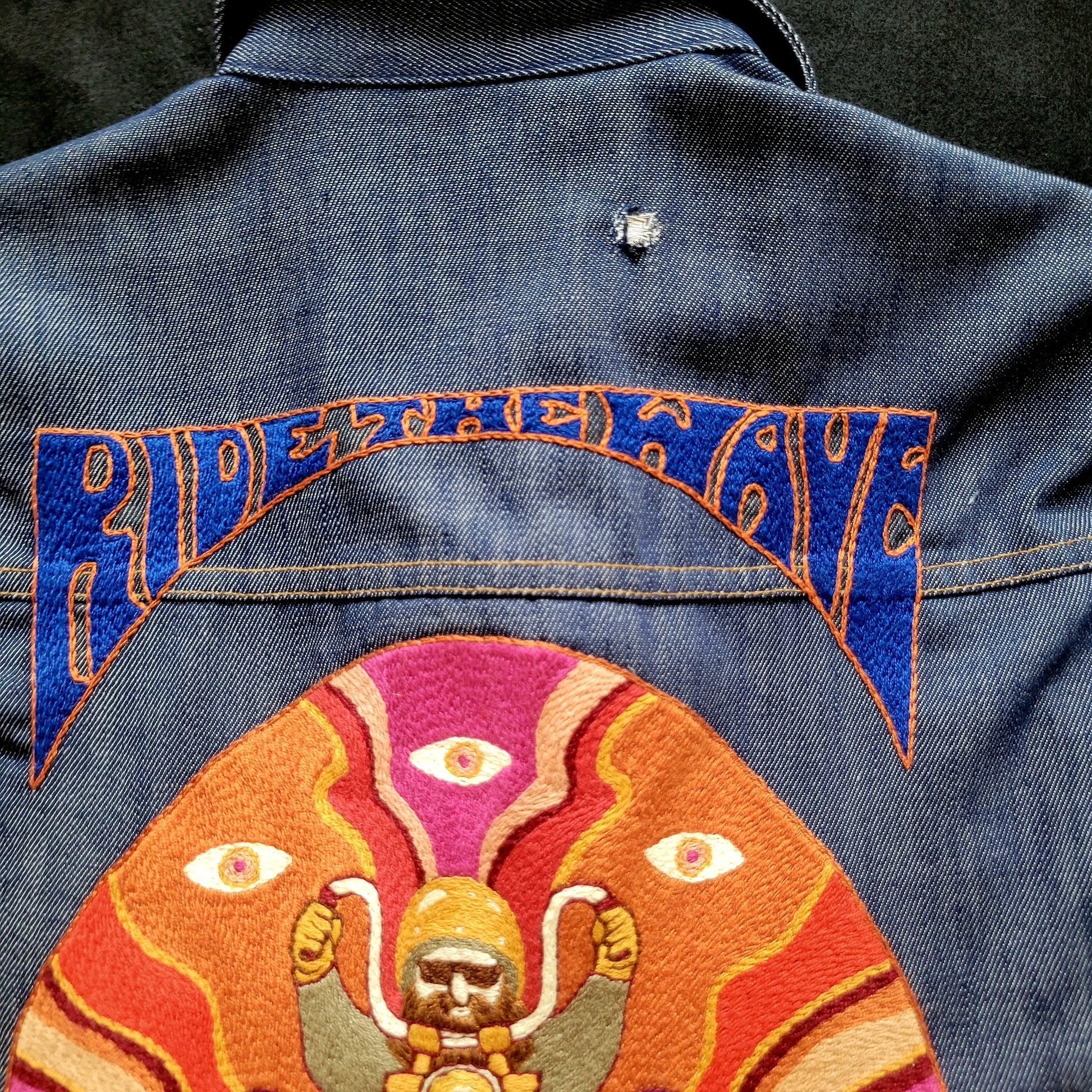 Veste sur-chemise années 70 brodée à la main  "Ride th Wave"  par Sophie Punk and Coton/ Handembroidery Jacket - PUNK & COTON