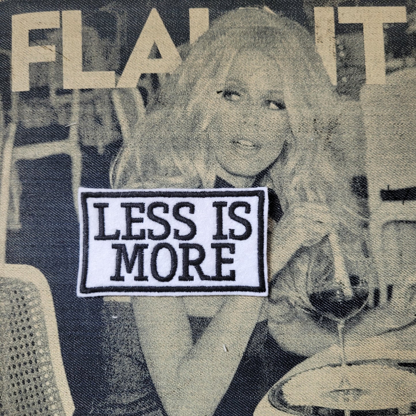 Patch Brodé Less is More ( version Fond Blanc) - PUNK & COTON