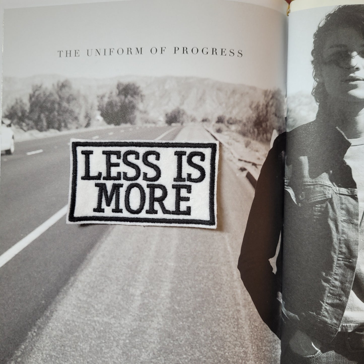 Patch Brodé Less is More ( version Fond Blanc) - PUNK & COTON