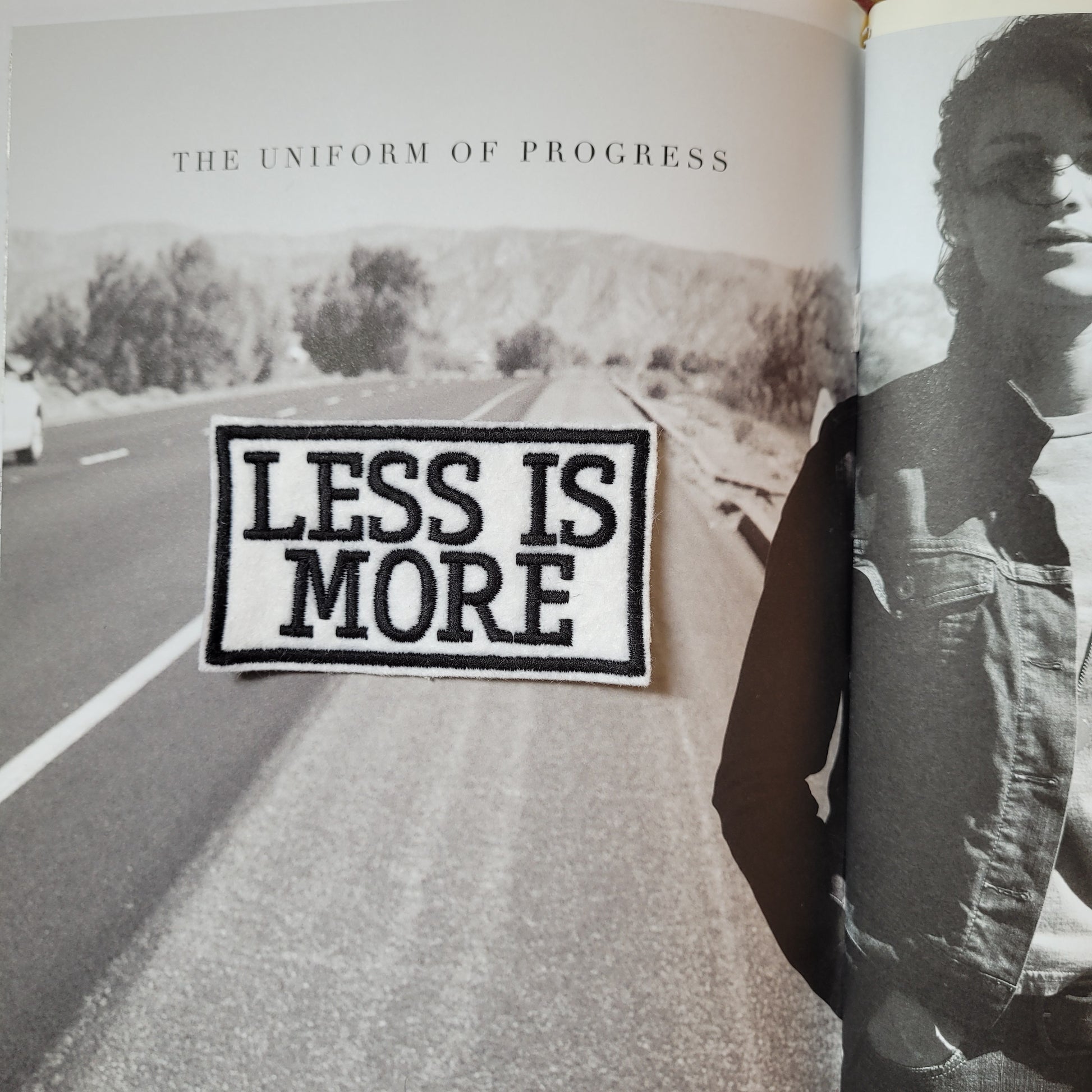 Patch Brodé Less is More ( version Fond Blanc) - PUNK & COTON