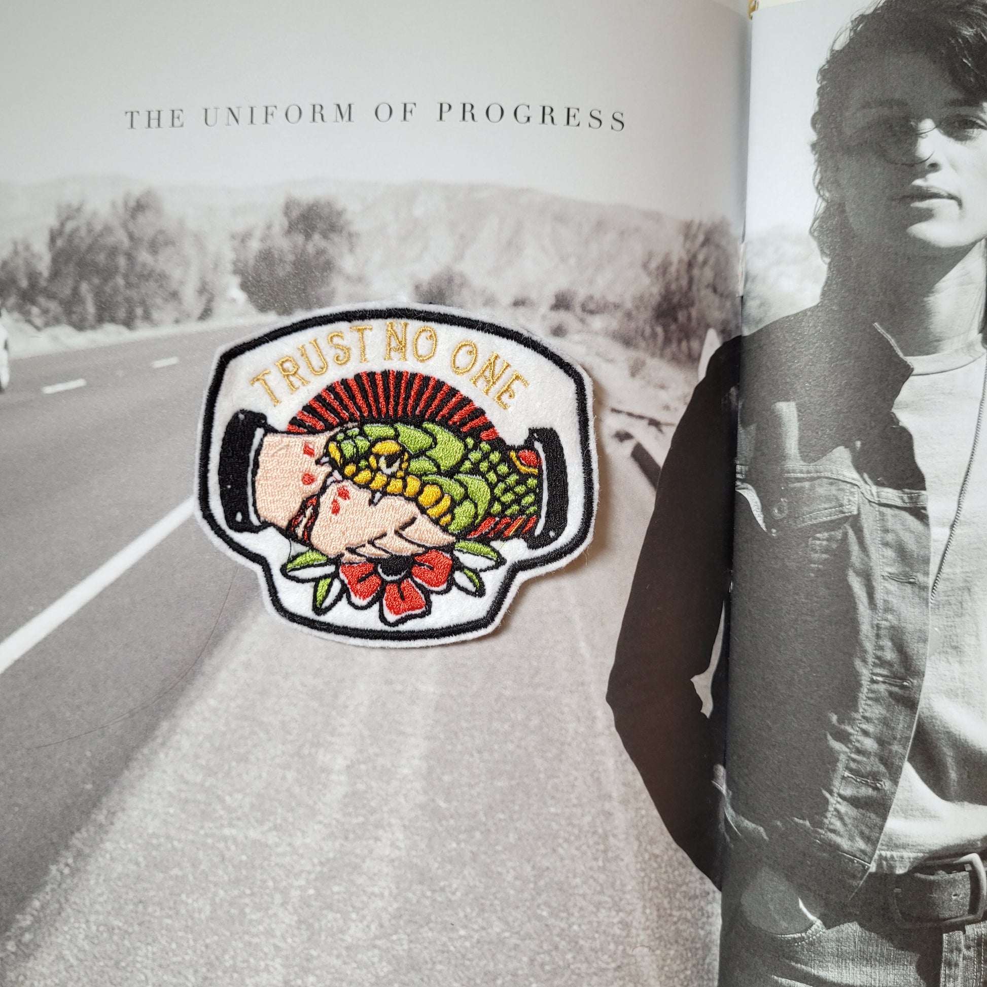 Patch brodé "Trust no one" - PUNK & COTON