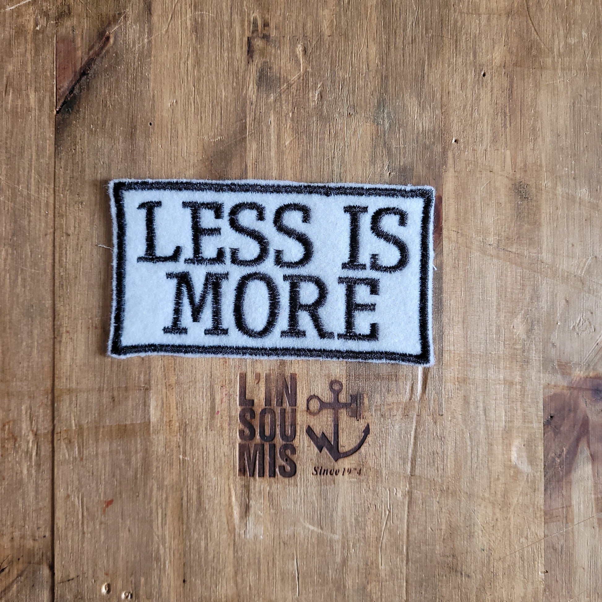 Less is More ( version Fond Blanc) - L'Insoumis Clothing