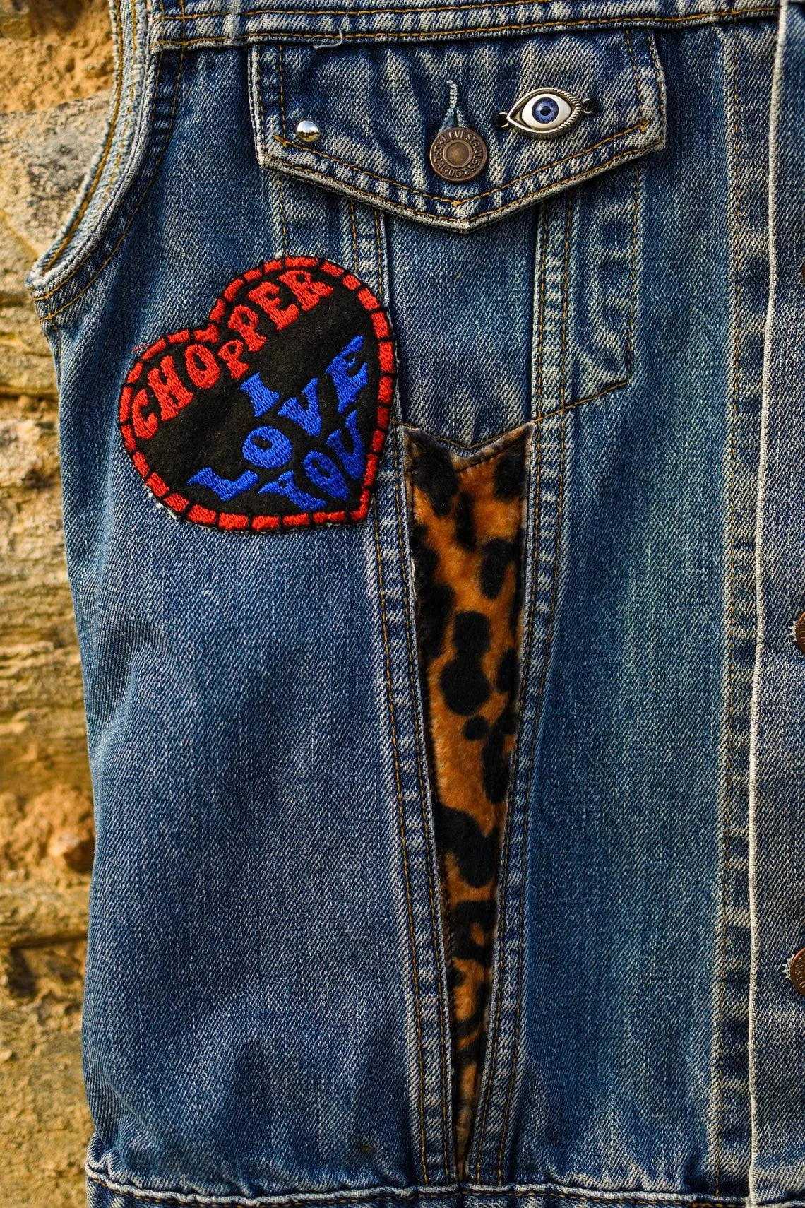 Biker gang cut handembroidered with sin printed liner/veste sans manche Levis avec broderie, patchs et doublure interne - L'Insoumis Clothing